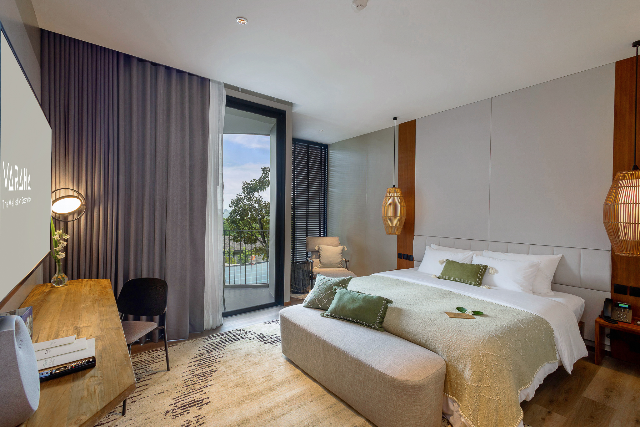 Varana Luxe Pool King